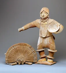 Danseuse avec coiffe (terre cuite)